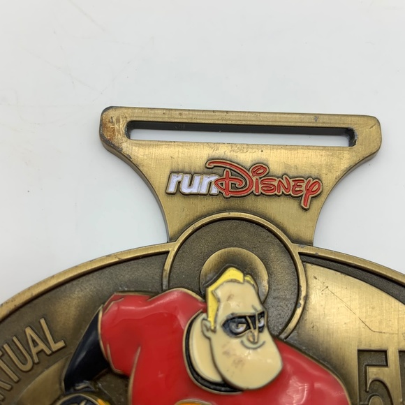 Disney runDisney The Incredibles 2018 Virtual Running Shorts 5K Gold Tone Medal - Picture 4 of 13